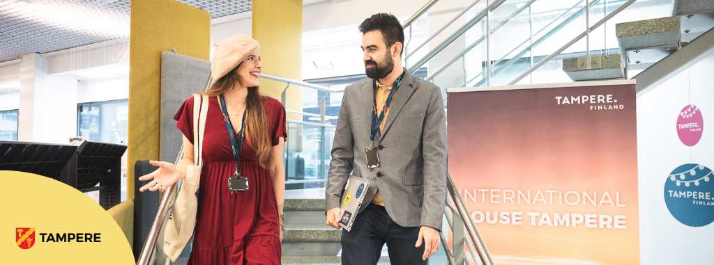 International House Tampereen työntekijät kävelevät portaita alas ja juttelevat.